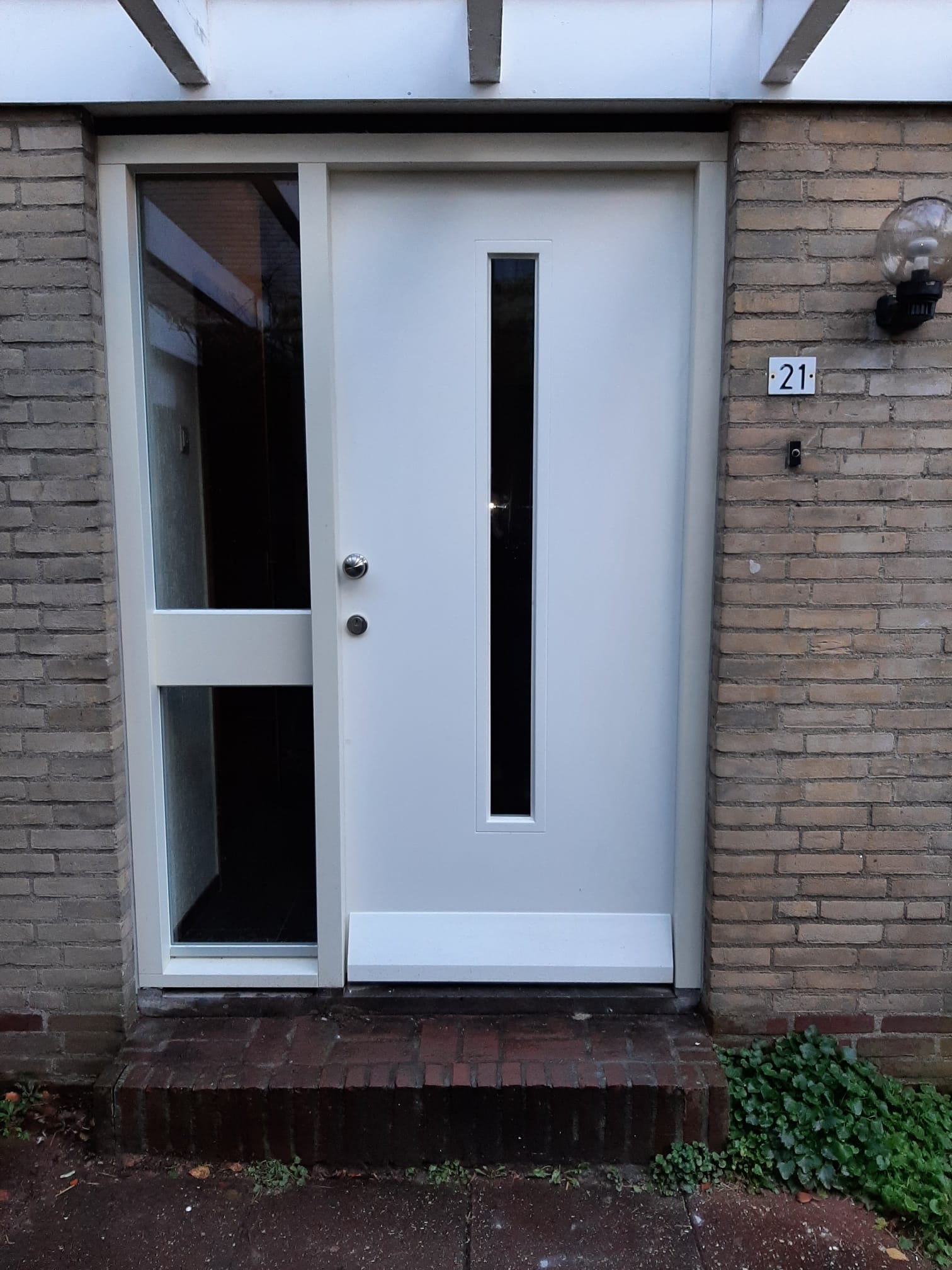 Voordeur met kozijn en glas vernieuwd te Leiden